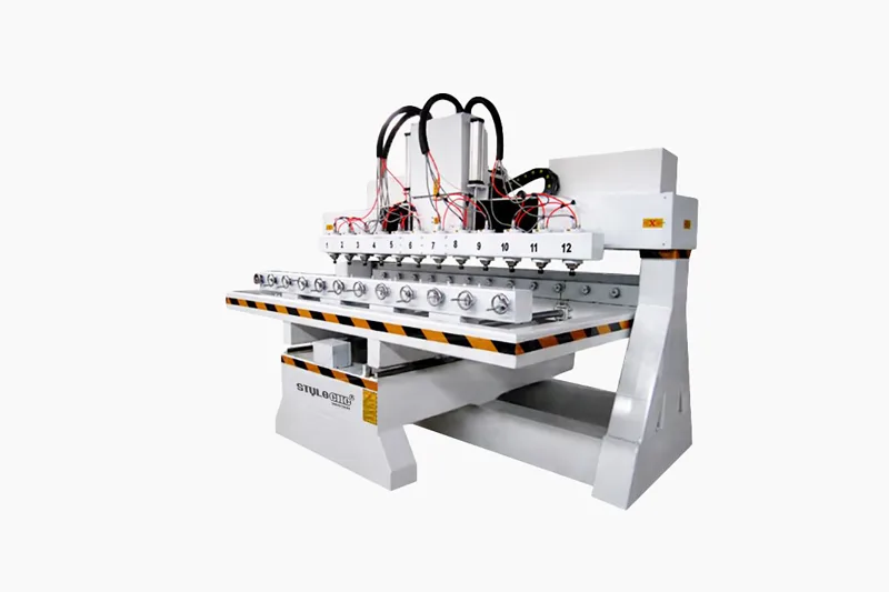 Centre de perçage multi-tête CNC Stulogic, machine industrielle de précision pour le perçage et l’usinage automatisé des panneaux bois et composites.