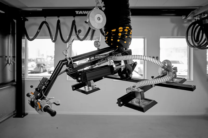 Manipulateur ergonomique à ventouses, équipement industriel pour la manutention assistée et le levage de charges lourdes en atelier et production.