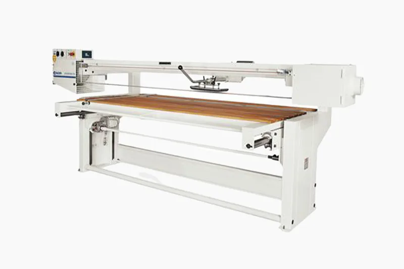 Presse à placage industrielle, machine de collage sous pression pour l’application de placages sur panneaux bois et composites.