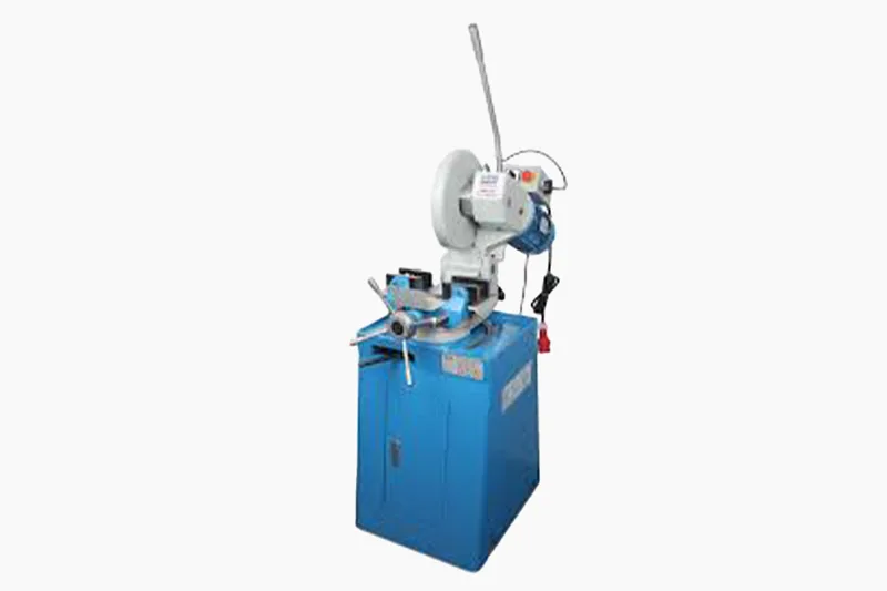 Scie pendulaire industrielle, idéale pour la découpe précise de métaux et matériaux résistants en atelier de fabrication.
