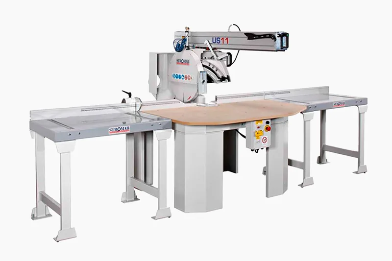 Scie radiale industrielle Stromab US11, machine de découpe haute précision pour le travail du bois en menuiserie et charpenterie.