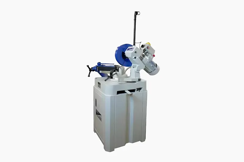 Tronçonneuse industrielle avec bras oscillant, machine de découpe précise pour les métaux et profilés en menuiserie et métallurgie.