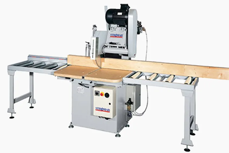 Tronçonneuse industrielle Stromab, machine de découpe haute précision pour le bois, idéale pour la menuiserie et la charpente.