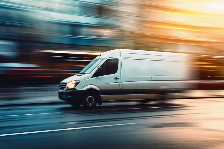 Véhicule d’intervention rapide en déplacement, illustrant un service de dépannage sous 24h.