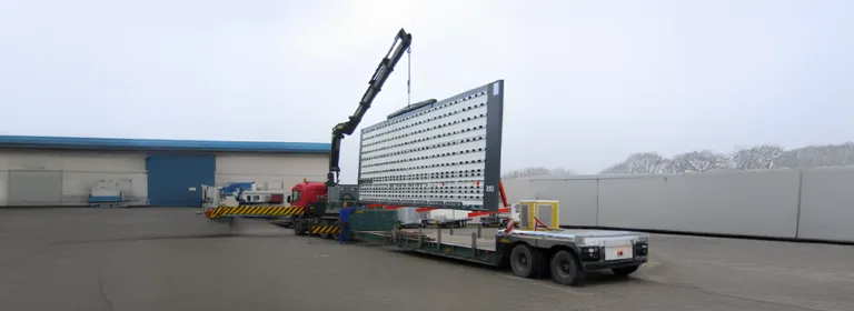 Installation et mise en service d’équipements industriels avec grue et transport spécialisé sur site.