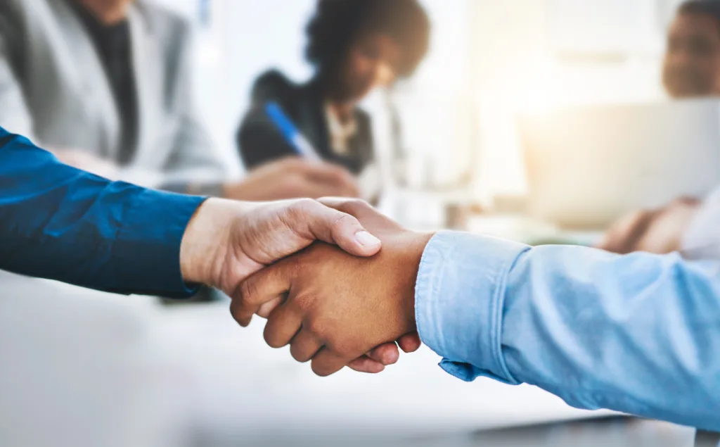 Poignée de main entre deux personnes lors d’un entretien de recrutement en entreprise.