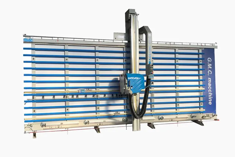 Scie à panneaux verticale GMC, idéale pour une découpe professionnelle des matériaux avec une précision élevée et une efficacité maximale.