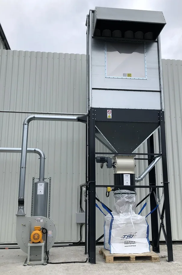 Système d'aspiration industrielle en extérieur avec filtre et ventilateur connecté à un sac de récupération.