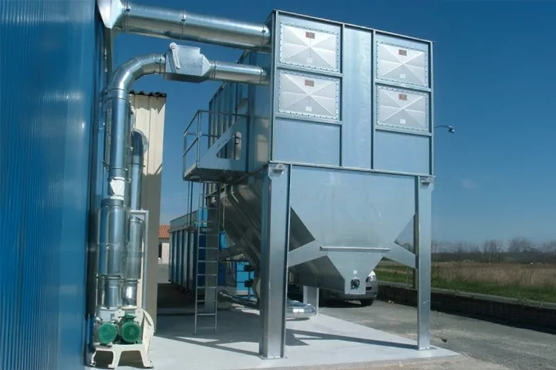 système d’aspiration scie à panneaux installé en extérieur pour la filtration et l’extraction des poussières et copeaux.